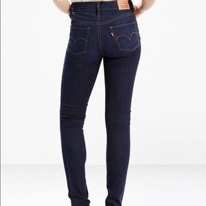 Levi’s Slimming Skinny Jeans - Dark Blue. Size 27